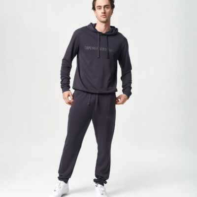 Bambus hoodie joggingsæt i mørkegrå med logo fra Copenhagen Bamboo, M