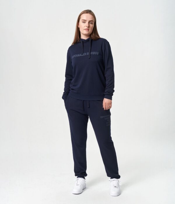 Bambus hoodie joggingsæt i navyblå med logo til damer fra Copenhagen Bamboo, L