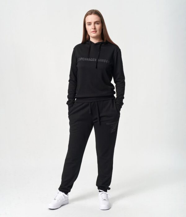 Bambus hoodie joggingsæt i sort med logo til damer fra Copenhagen Bamboo, L