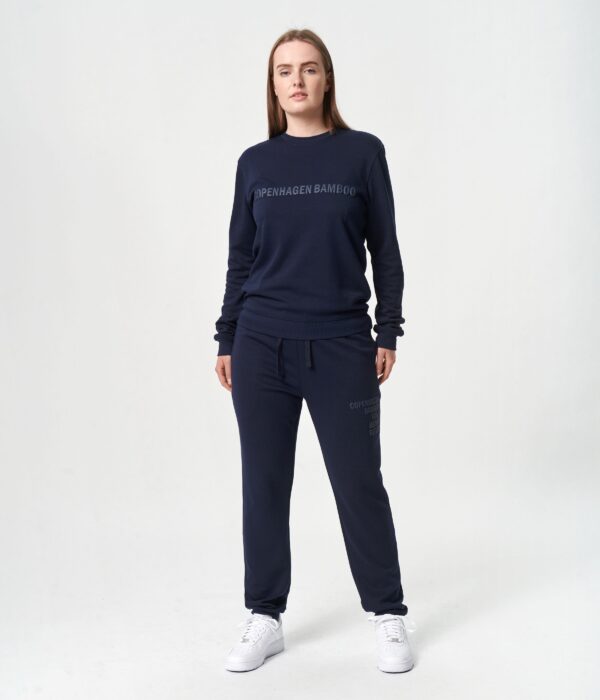 Bambus joggingsæt i navyblåt med logo til damer fra Copenhagen Bamboo, XS